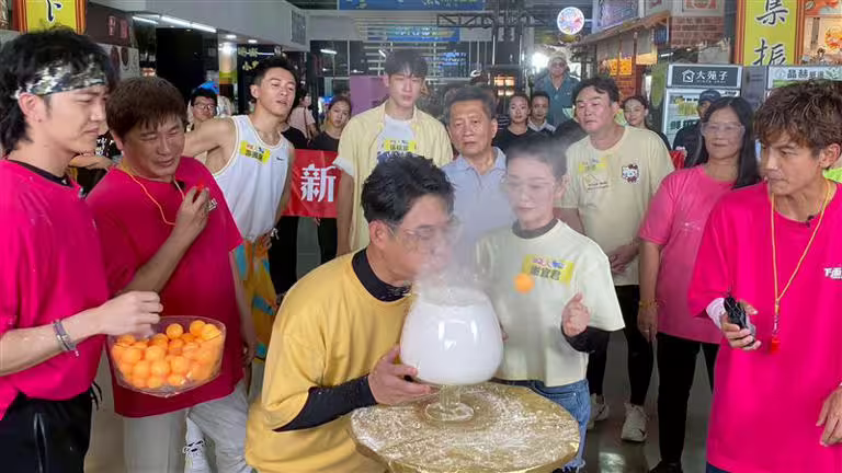 陳隨意夫妻上胡瓜(左)跟阿翔節目玩遊戲。(圖/民視提供) 陳隨意夫妻上胡瓜(左)跟阿翔節目玩遊戲。(圖/民視提供)