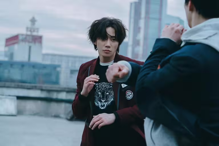 《弱美男英雄Class 2》劇照，呈現緊張刺激的動作場面