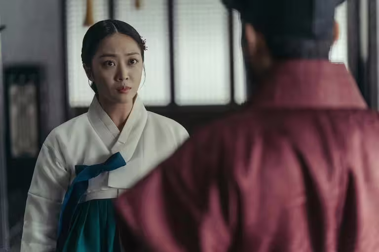 《吞金》曹寶兒劇照，飾演追查真相的在伊，展現堅定眼神