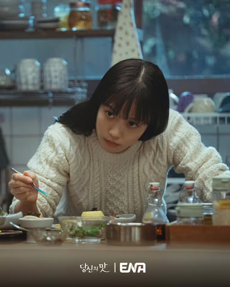 《你的味道》高旻示劇照，飾演廚師莫妍珠，展現專業廚藝
