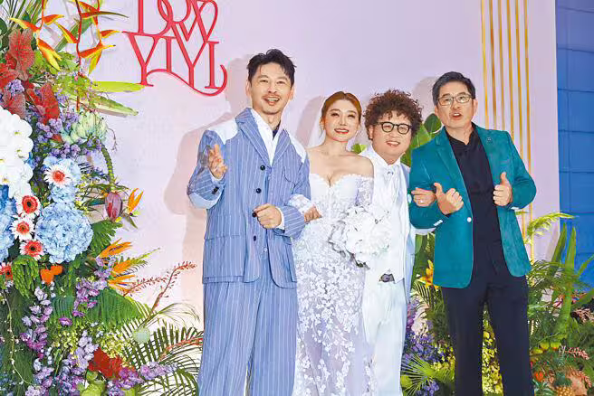 阿Ken（左起）、依依、納豆、洪都拉斯25日一同合影，開心享受婚禮的美好時光。（鄧博仁攝）