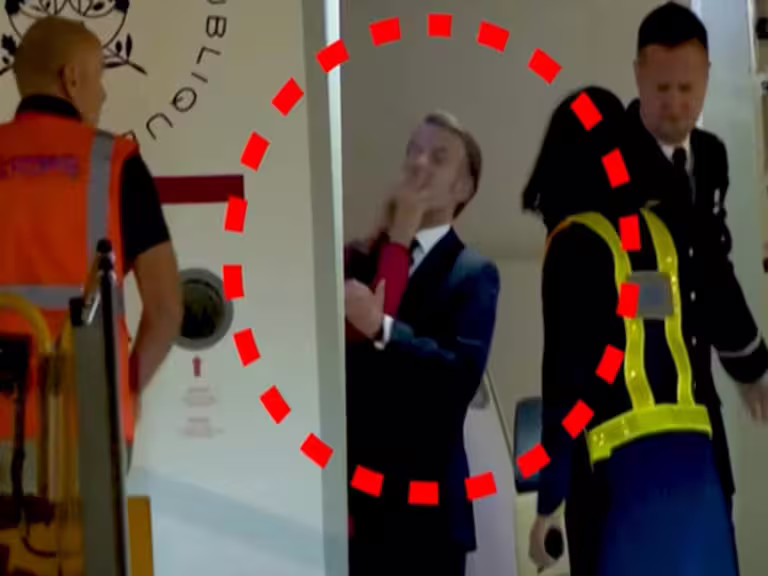 法國第一夫人碧姬，下機前，似乎推了總統馬克宏的臉。法國總統府出面淡化此事。