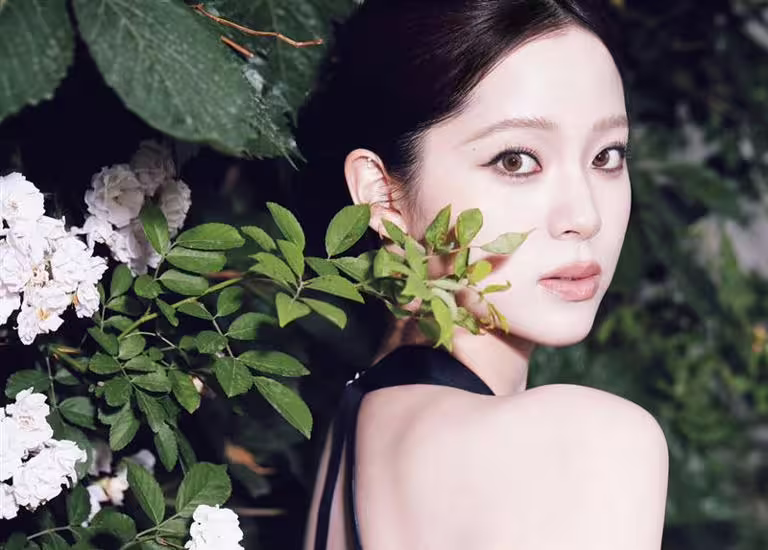 歐陽娜娜展現出截然不同的氣質。(圖/翻攝自歐陽娜娜IG) 歐陽娜娜展現出截然不同的氣質。(圖/翻攝自歐陽娜娜IG)