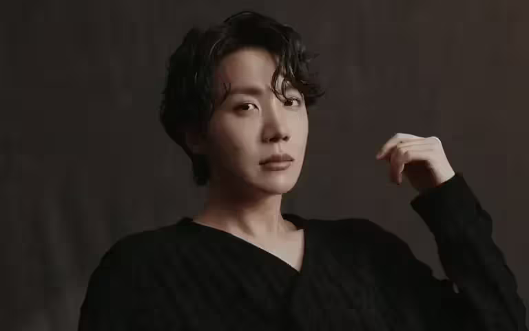 ▲BTS成員J-hope上周末在林口體育館舉辦演唱會,回程的路上他開直播與粉絲互動,沒想到突然遇上臨檢,讓聽不懂中文的他相當緊張。(圖/J-hope IG) ▲BTS成員J-hope上周末在林口體育館舉辦演唱會,回程的路上他開直播與粉絲互動,沒想到突然遇上臨檢,讓聽不懂中文的他相當緊張。(圖/J-hope IG)