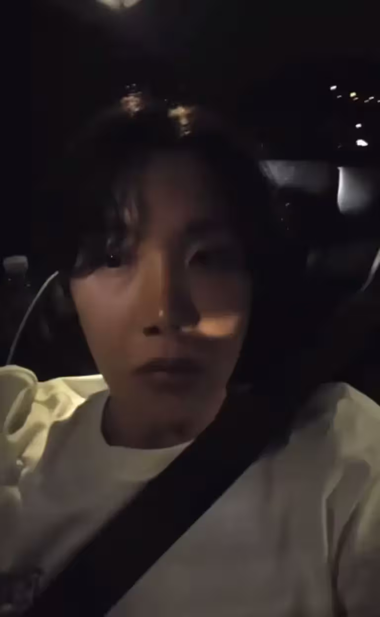 ▲J-hope直播到一半遇上酒測臨檢,讓他意外解鎖台灣最道地的體驗。(圖/J-hope 直播) ▲J-hope直播到一半遇上酒測臨檢,讓他意外解鎖台灣最道地的體驗。(圖/J-hope 直播)
