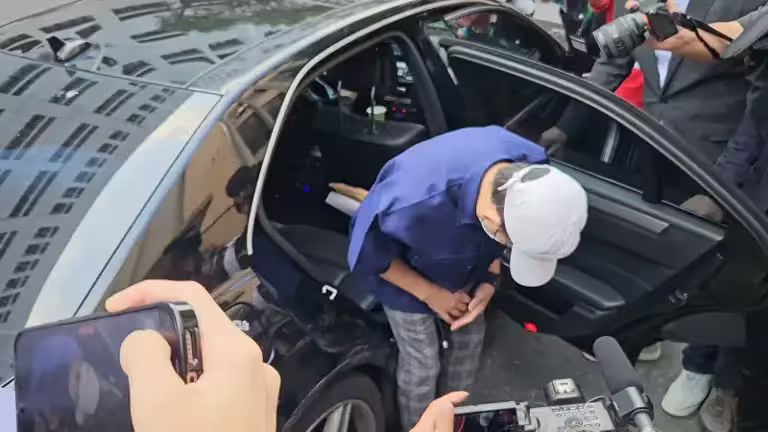 ▲藝人黃子佼高院日前開庭結束上車時，對媒體鏡頭鞠躬。（圖／記者劉松霖攝，2025.05.14）