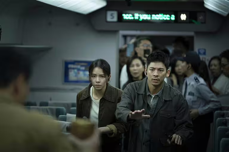 宋芸樺與林柏宏在《96分鐘》中飾演新婚夫妻檔,在危急關頭時並肩作戰。(圖/華影國際提供) 宋芸樺與林柏宏在《96分鐘》中飾演新婚夫妻檔,在危急關頭時並肩作戰。(圖/華影國際提供)