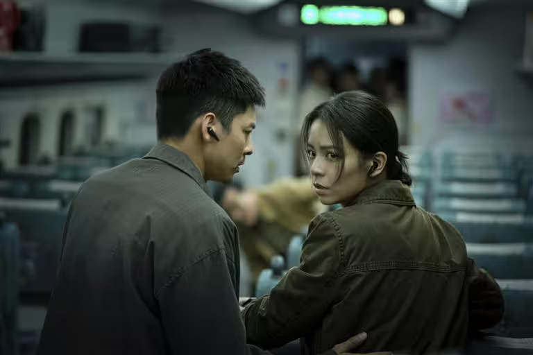 林柏宏與宋芸樺在《96分鐘》中飾演新婚夫妻檔,被捲入突如其來的死亡危機。(圖/華影國際提供) 林柏宏與宋芸樺在《96分鐘》中飾演新婚夫妻檔,被捲入突如其來的死亡危機。(圖/華影國際提供)