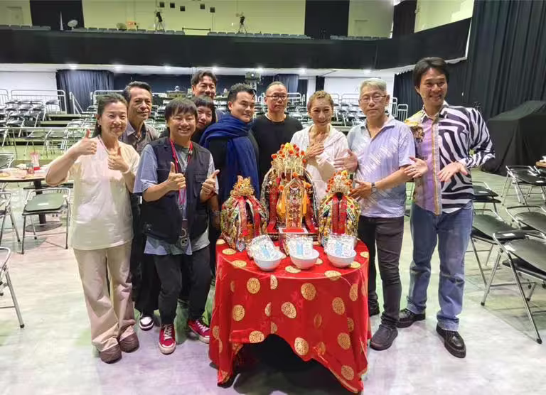 賴銘偉(左3)帶著廣澤宮3位神尊現身劇場,為郎祖筠(右3)主演的舞台劇《老闆~來碗陽春麵!》進行祭台賜福儀式。(大溪鳳山寺廣澤宮提供) 賴銘偉(左3)帶著廣澤宮3位神尊現身劇場,為郎祖筠(右3)主演的舞台劇《老闆~來碗陽春麵!》進行祭台賜福儀式。(大溪鳳山寺廣澤宮提供)