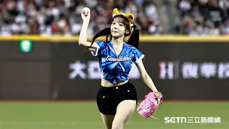 Fubon Angels韓籍隊員李珠珢開球。(圖/記者劉彥池攝影) Fubon Angels韓籍隊員李珠珢開球。(圖/記者劉彥池攝影)