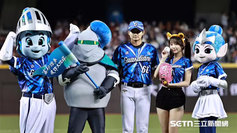 Fubon Angels韓籍隊員李珠珢開球。(圖/記者劉彥池攝影) Fubon Angels韓籍隊員李珠珢開球。(圖/記者劉彥池攝影)