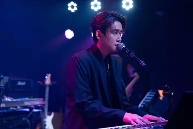 陳乃榮在演唱會上以鋼琴自彈自唱,瀟灑風采電爆全場。Heartbeats Production提供 陳乃榮在演唱會上以鋼琴自彈自唱,瀟灑風采電爆全場。Heartbeats Production提供