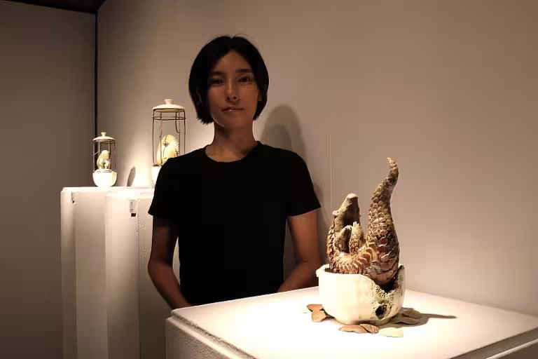 宮城有加(Miyagi Yuka)以穿山甲緩探身影卻被鐵籠束縛的意象,訴說對生命的敬意與呼籲。 宮城有加(Miyagi Yuka)以穿山甲緩探身影卻被鐵籠束縛的意象,訴說對生命的敬意與呼籲。