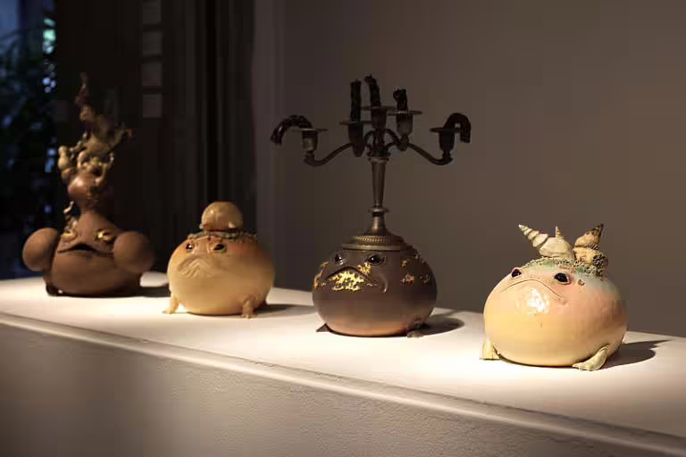 「青蛙」系列作品,圓潤青蛙戴奇異冠飾,呆萌凝視如森林鄰居,凝聚人與自然的微妙連結。 「青蛙」系列作品,圓潤青蛙戴奇異冠飾,呆萌凝視如森林鄰居,凝聚人與自然的微妙連結。