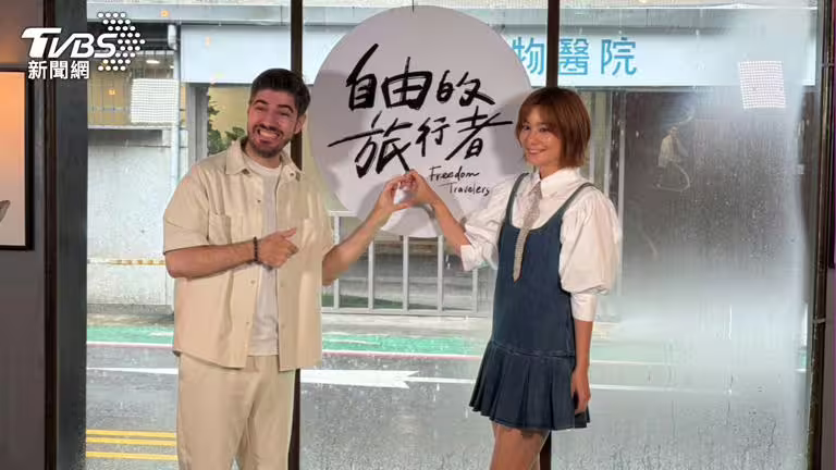 圖佳在記者會向莎莎告白。(圖/謝毅攝) 圖佳在記者會向莎莎告白。(圖/謝毅攝)