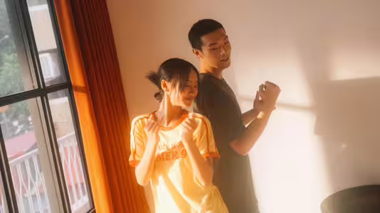 牧森(右)在Marf的MV獻出跳舞初體驗。(圖/周子娛樂提供) 牧森(右)在Marf的MV獻出跳舞初體驗。(圖/周子娛樂提供)