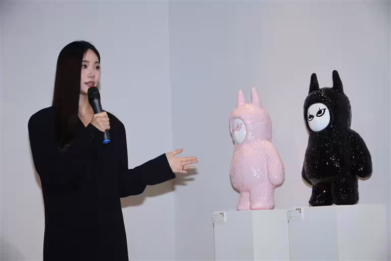 Lily畫作曝光後引發正反兩極討論,被指像「小鬼公仔+Labubu」。(圖/記者鄭孟晃攝影) Lily畫作曝光後引發正反兩極討論,被指像「小鬼公仔+Labubu」。(圖/記者鄭孟晃攝影)