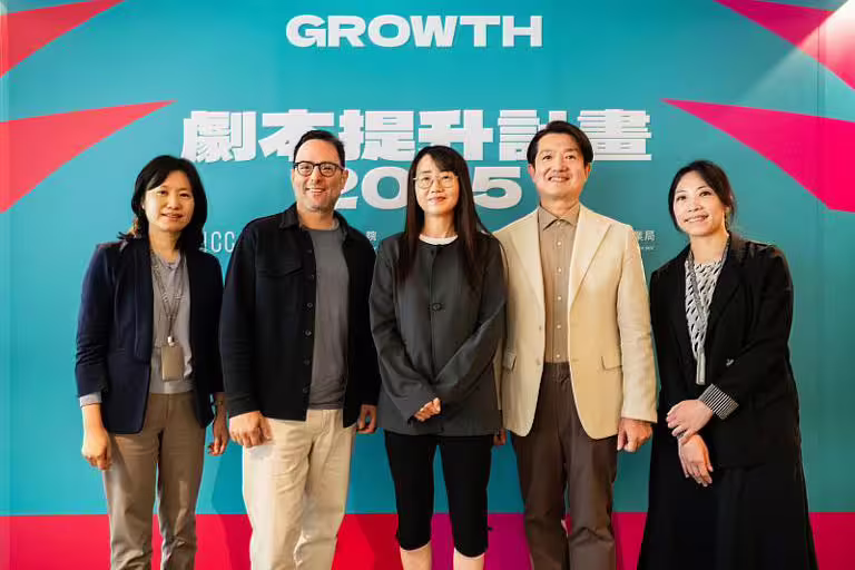 文策院代理院長胡婷俐（左起）、美國名編劇 Mark Goffman、編劇金銀姬與韓 SBS 資深執行董事權虎進、文策院內容策進處處長蘇韋菁（右一）