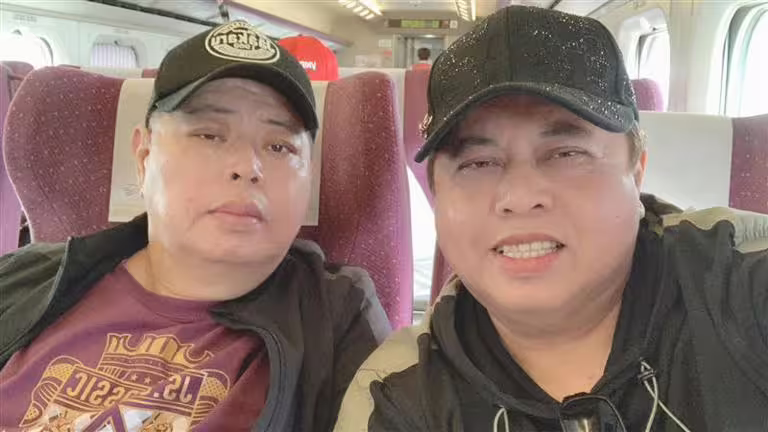 黑面跟大哥五官神似,像雙胞胎一樣。(圖/翻攝自臉書) 黑面跟大哥五官神似,像雙胞胎一樣。(圖/翻攝自臉書)