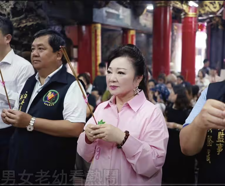 白冰冰在白沙屯媽祖廟拜拜求智慧。(圖/長興影視提供) 白冰冰在白沙屯媽祖廟拜拜求智慧。(圖/長興影視提供)