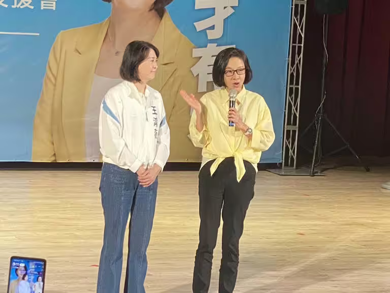 前中國小姐張淑娟(右)上台聲援立委王鴻薇。 圖:林朝億/攝 前中國小姐張淑娟(右)上台聲援立委王鴻薇。 圖:林朝億/攝