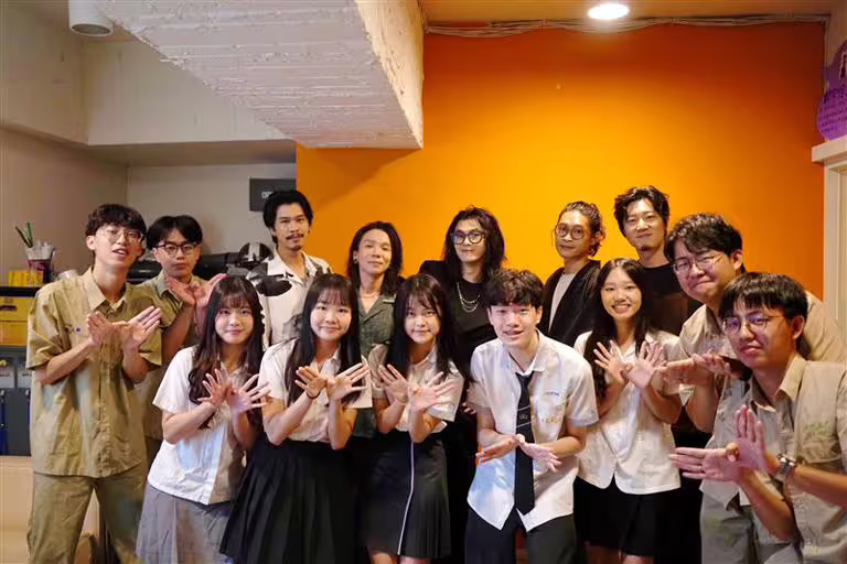 多所高校聯合創作出2025年度畢業歌〈慢行人〉,金曲樂團麋先生驚喜現身錄音室探班。(圖/當大人高校祭提供) 多所高校聯合創作出2025年度畢業歌〈慢行人〉,金曲樂團麋先生驚喜現身錄音室探班。(圖/當大人高校祭提供)
