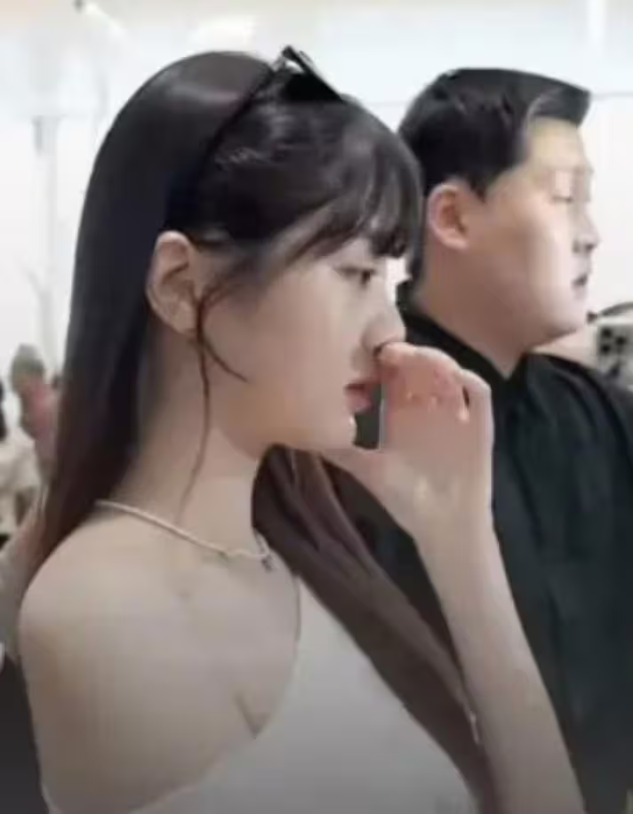 張員瑛被臭到用手摀住鼻子。(圖/翻攝自微博) 張員瑛被臭到用手摀住鼻子。(圖/翻攝自微博)
