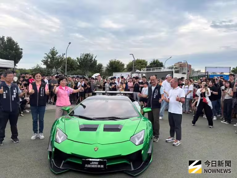 ▲賽車籃球X文藝嘉年華登場今天在中央公園登場,齊聚逾百超跑、音樂和球賽,吸引2千人參加,(圖/記者金武鳳攝,2025.7.26) ▲賽車籃球X文藝嘉年華登場今天在中央公園登場,齊聚逾百超跑、音樂和球賽,吸引2千人參加,(圖/記者金武鳳攝,2025.7.26)