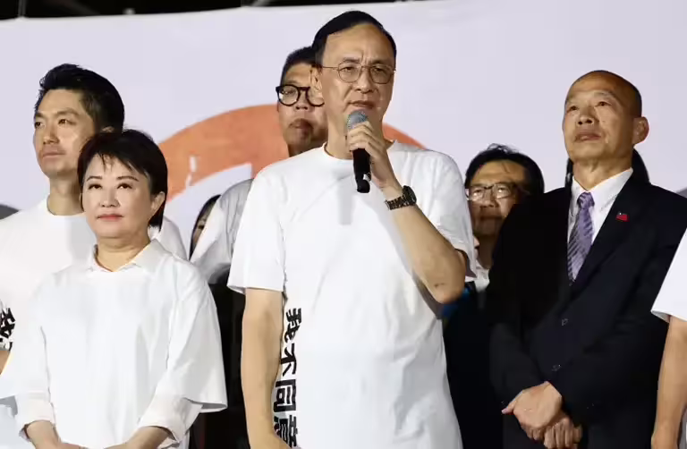 ▲朱立倫雖然帶領黨內挺過罷免戰，但選戰期間戰略錯誤問題飽受批評，黨內逼宮聲仍不斷。（圖／朱永強攝，2025.07.25）