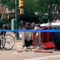 馬車失控狂奔　少年為救母身亡