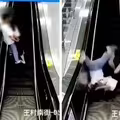 小情侶手扶梯激吻　下秒「倒頭栽」往後摔