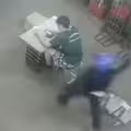 在市場工作一半　男突遭鐵支猛刺背部