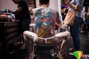 德國柏林舉行紋身大會參與者披「花外衣」