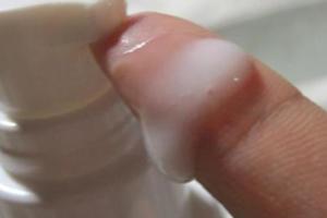 藥店有一種神奇乳液，睡前用「它」擦臉，皮膚越來越白和白紙一樣