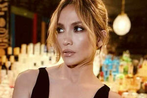 Jennifer Lopez 穿著迷你裙讓粉絲驚豔