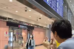 大咖夫妻現身機場接機！21歲超正愛女曝光 一家四口全都高顏值