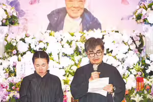 周遊悲送前夫最後一程