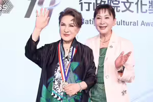 楊麗花獲文化獎！徒弟陳亞蘭獻花 脫口飆金句：我會老但歌仔戲永不老