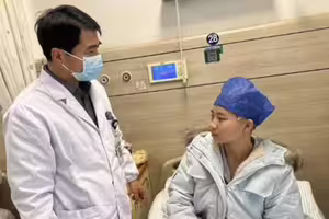 工人爸全身95％燒傷！22歲女兒剃髮「頭皮捐給父親」　救父「心痛告白」惹哭網