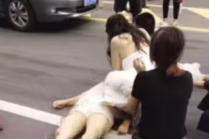 身上還穿著婚紗！她急跳車幫阿嬤「跪地CPR」　「最美新娘」身分曝光