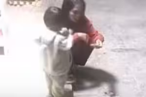 誤將摔炮當成糖果!小孩塞進嘴裡吃「瞬間爆炸」 誤將摔炮當成糖果!小孩塞進嘴裡吃「瞬間爆炸」