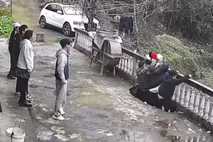 陽台突然「恐怖塌陷」！3人瞬間摔下墜落