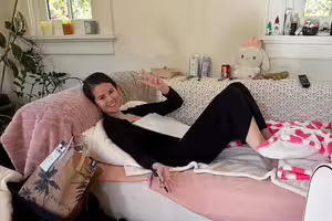 歌壇天后甜曬居家照「背景驚見害羞小物」　 粉絲放大全暴動：難怪妳那麼幸福