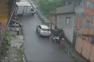 貨車突滑下坡翻覆　乘客拋車外「1神反應」躲過車廂重壓