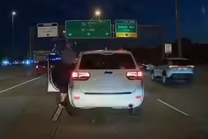 高速公路拖下車丟包　長髮女翻滾多圈不動了