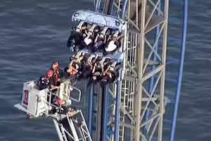 雲霄飛車出事　8學生倒掛高空