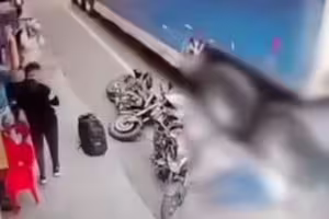 被機車絆倒　騎士遭聯結車輾過