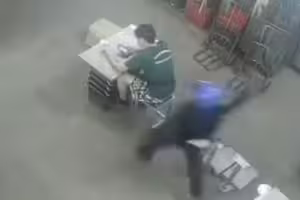 在市場工作一半　男突遭鐵支猛刺背部