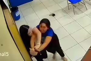 不滿意考卷成績　女學生突拔刀朝師猛刺