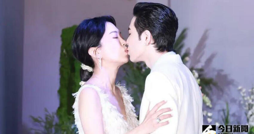 婚禮甜吻愛妻！蕭敬騰送13.33克拉鑽戒告白